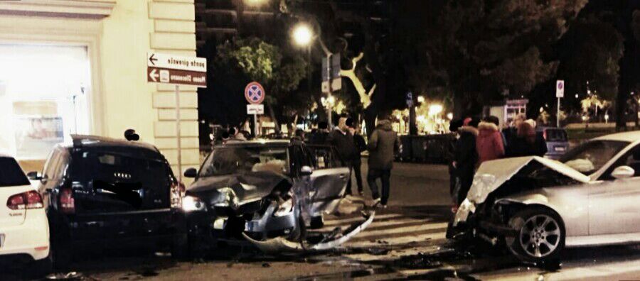 Taranto Spettacolare Incidente In Pieno Centro Cittadino