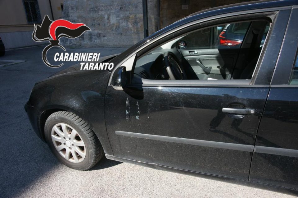 Taranto I Carabinieri Intimano L Alt Ma Vengono Speronati