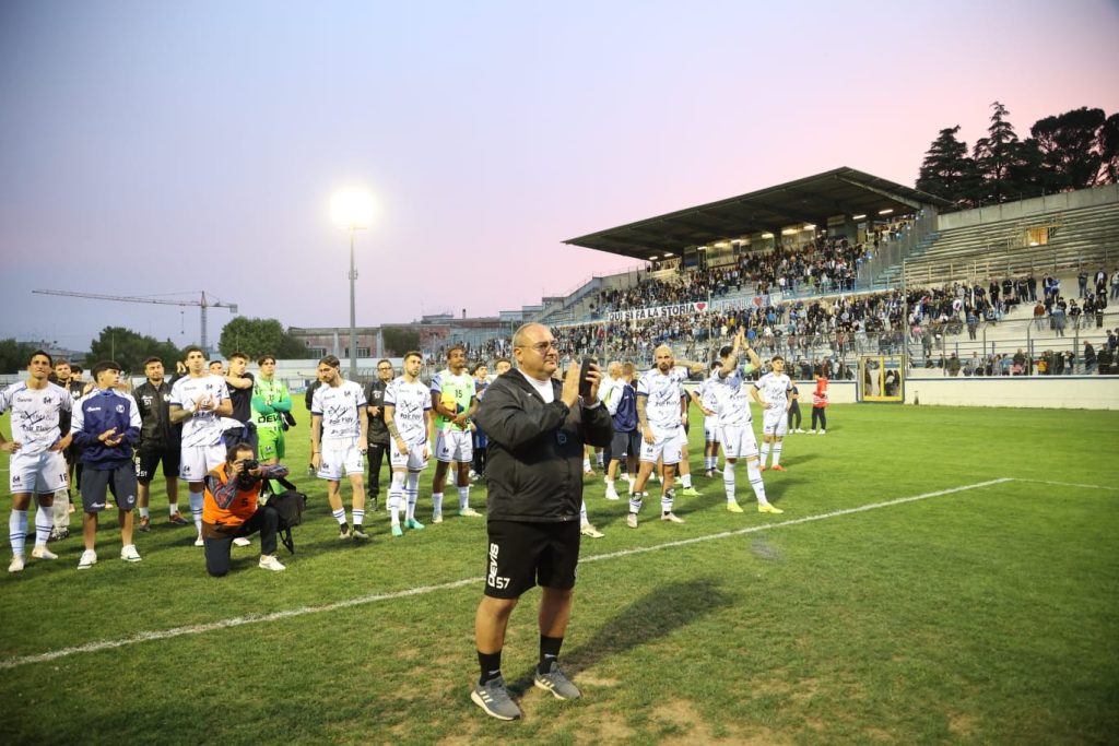 L'allenatore Massimo Pizzulli e la squadra del Martina applaudono i tifosi della curva (Foto Paolo Conserva)