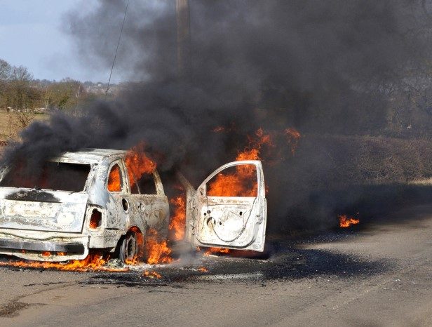 Incendio doloso distrugge auto a Taurisano