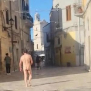 Francavilla Fontana: un uomo nudo scatena panico nel Centro Storico