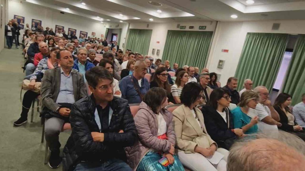 Una sala gremita al Park Hotel San Michele per Forza Italia