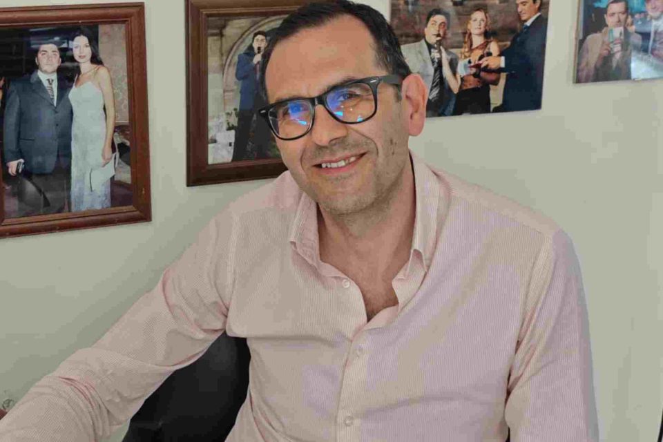 Nella foto, l'Avv. Michele Punzi, Presidente della Fondazione Paolo Grassi, è ritratto durante un'intervista nella redazione di Puglia Press.