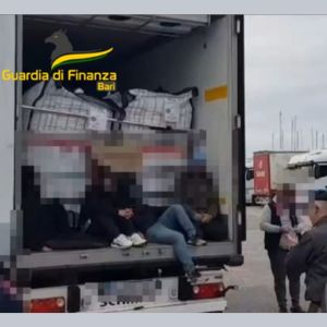 Bari: la Guardia di Finanza scopre clandestini nascosti su motonavi