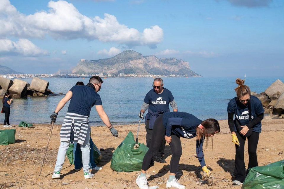 volontari Plastic Free in azione in Puglia