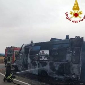 Furgone della polizia di Torino prende fuoco nel Brindisino