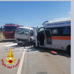 Ambulanza contro autocarro nel Brindisino