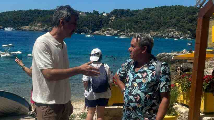 Azzurro storie di mare: Beppe Convertini esplora il fascino del Gargano e delle Isole Tremiti.