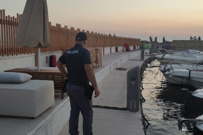 Torrione storico a Gallipoli usato come bar abusivo