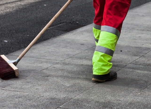 Palagiano, operaio dell’igiene urbana colpito e minacciato