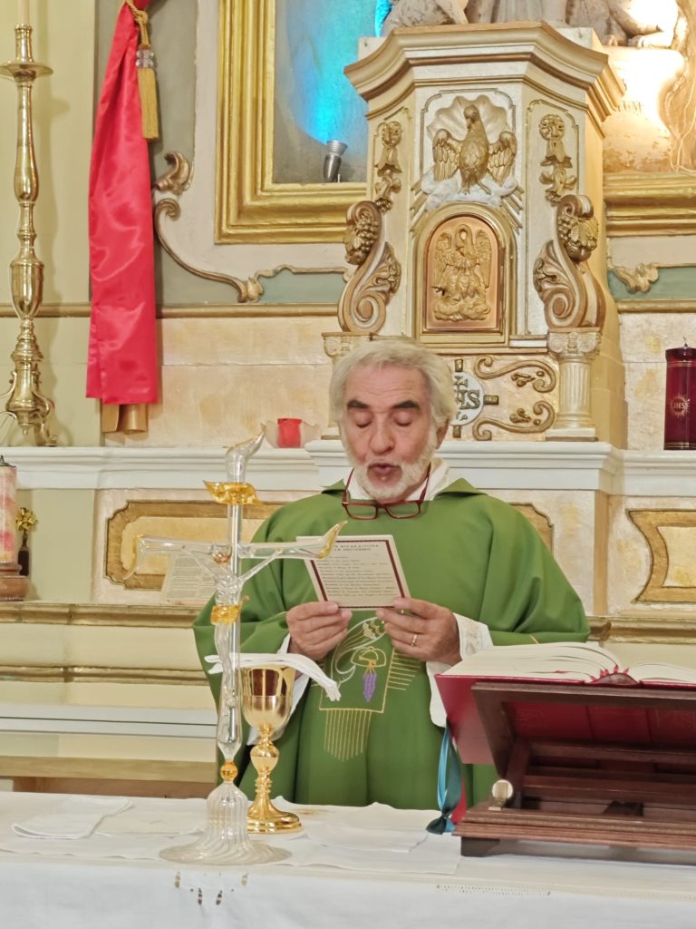 Don Pietro Capobianco durante la celebrazione della messa