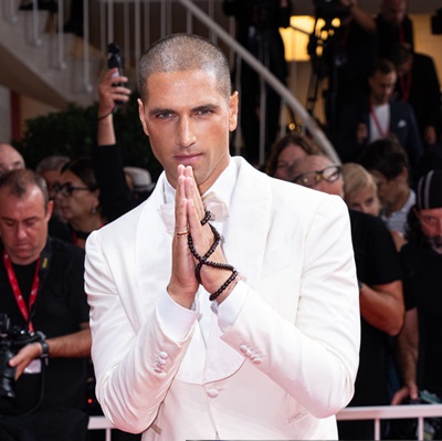 Il top model Fabio Mancini di origini pugliesi riporta sul red carpet purezza ed eleganza alla biennale di Venezia