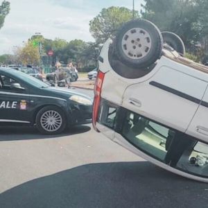 Incidente a Foggia, mancata precedenza in rotatoria: Panda ribaltata