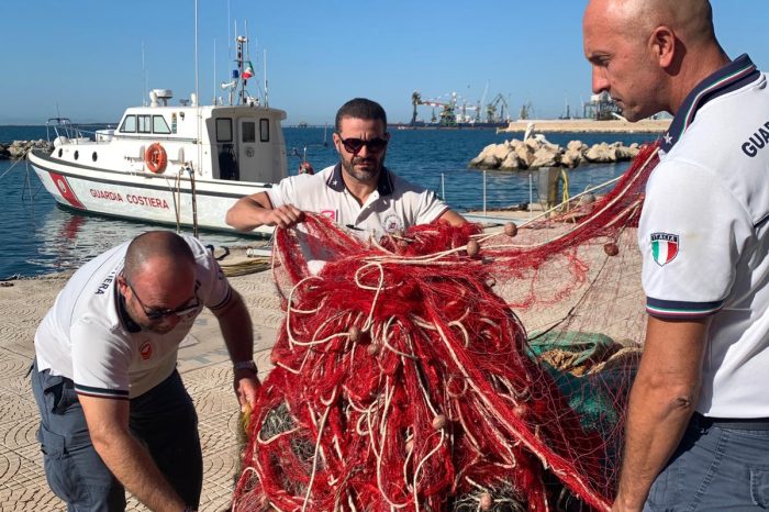 Taranto: la Guardia Costiera sequestra una rete da pesca illegale lunga 20 chilometri