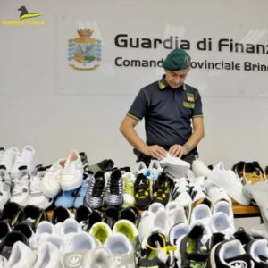 Latiano: 500 articoli falsi sequestrati dalla Guardia di Finanza