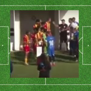 Allenatore schiaffeggia calciatore durante la partita a Melendugno