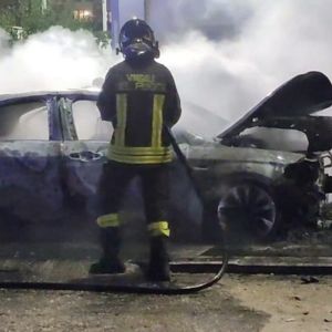 Due adolescenti incendiano auto della Polizia Locale a Margherita di Savoia